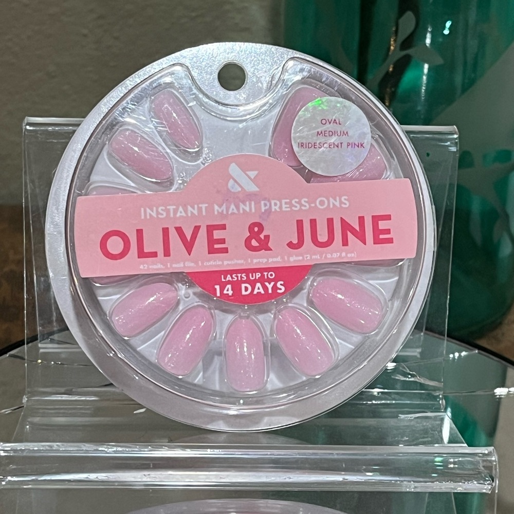 Olive & June Instant Mani Press-Ons in Iridescent Pink, oval, medium, new!